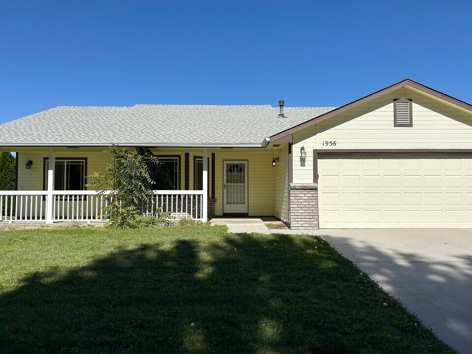 1956 E Birchwood Dr in Eagle, ID - Foto de edificio