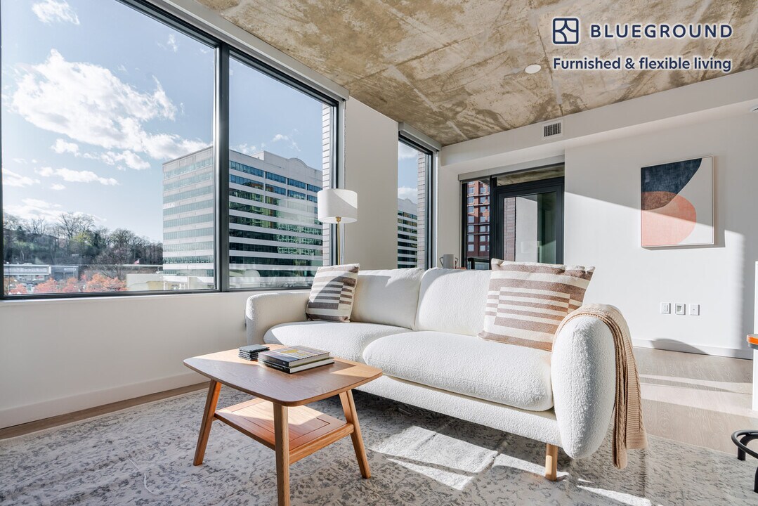 3030 Potomac Ave, Unit FL3-ID1031 in Arlington, VA - Building Photo