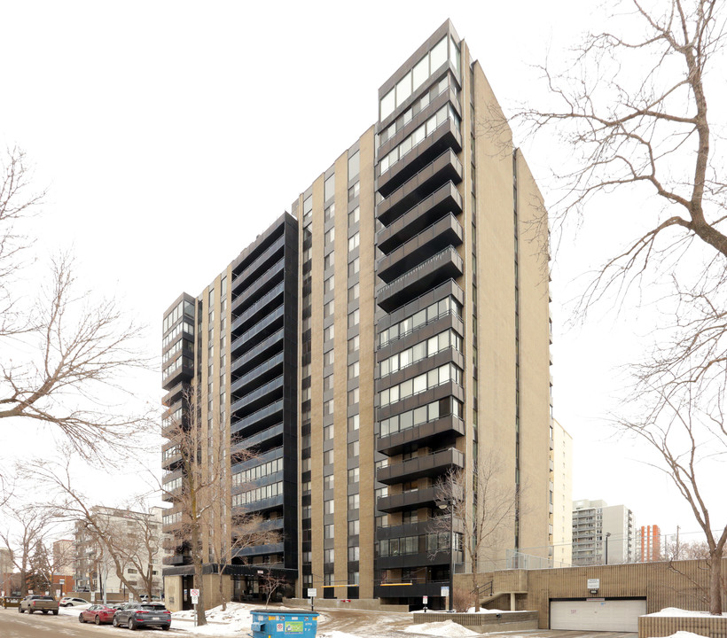 10160 115th St NW in Edmonton, AB - Building Photo