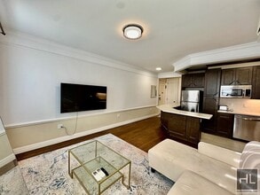 Gorgeous gut renovated 2 bed/2 bath spacious coop for rent. in Queens, NY - Foto de edificio - Building Photo