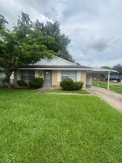 property at 302 Hilltop Cir
