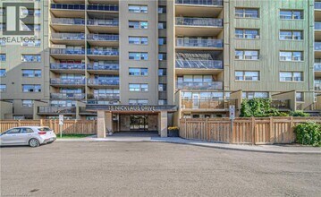 15 Nicklaus Dr in Hamilton, ON - Building Photo - Building Photo