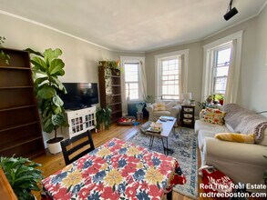 1572 Commonwealth Ave, Unit 8 in Boston, MA - Building Photo - Building Photo