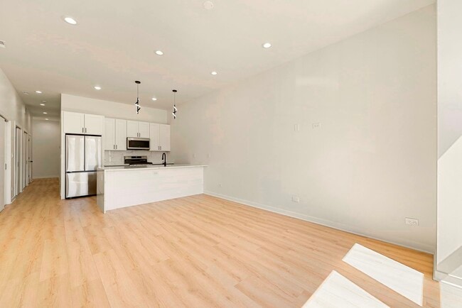 521 N Lawndale Ave, Unit 1 in Chicago, IL - Foto de edificio - Building Photo