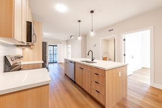Overland Crossing in Brookfield, CT - Building Photo - Interior Photo
