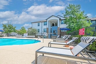 Worthington Point Apartments in Crowley, TX - Foto de edificio - Building Photo