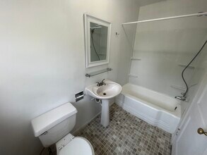 201 N Lincoln Ave, Unit 3 in Alexandria, IN - Foto de edificio - Building Photo