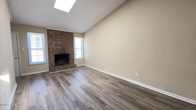 315 W Frances St in Jacksonville, NC - Foto de edificio - Building Photo