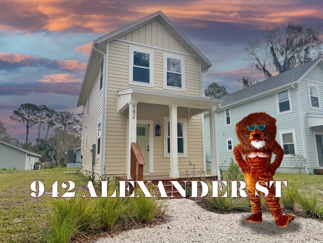 942 Alexander St