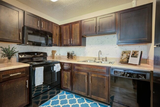 Park at Lake Magdalene Apartments and Townhomes in Tampa, FL - Building Photo - Building Photo