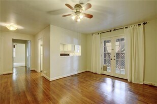 910 E 32nd St in Austin, TX - Building Photo