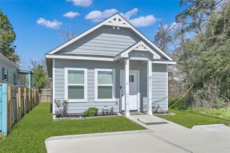 16732 E Juneau St in Montgomery, TX - Foto de edificio - Building Photo