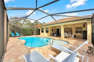 7655 Martino Cir in Naples, FL - Building Photo