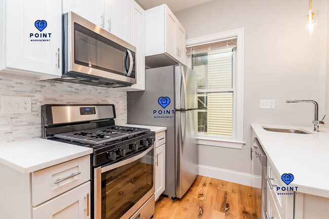 244 Leyden St, Unit 2 in Boston, MA - Foto de edificio - Building Photo