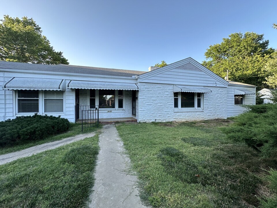 1657 E Bennett St in Springfield, MO - Building Photo