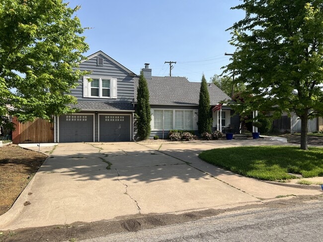 property at 1402 W Wynona Ave