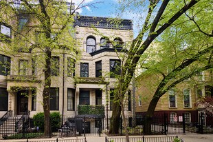 21 E Division St in Chicago, IL - Building Photo