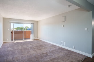 Metro Park Apartment Homes in San Leandro, CA - Building Photo - Interior Photo