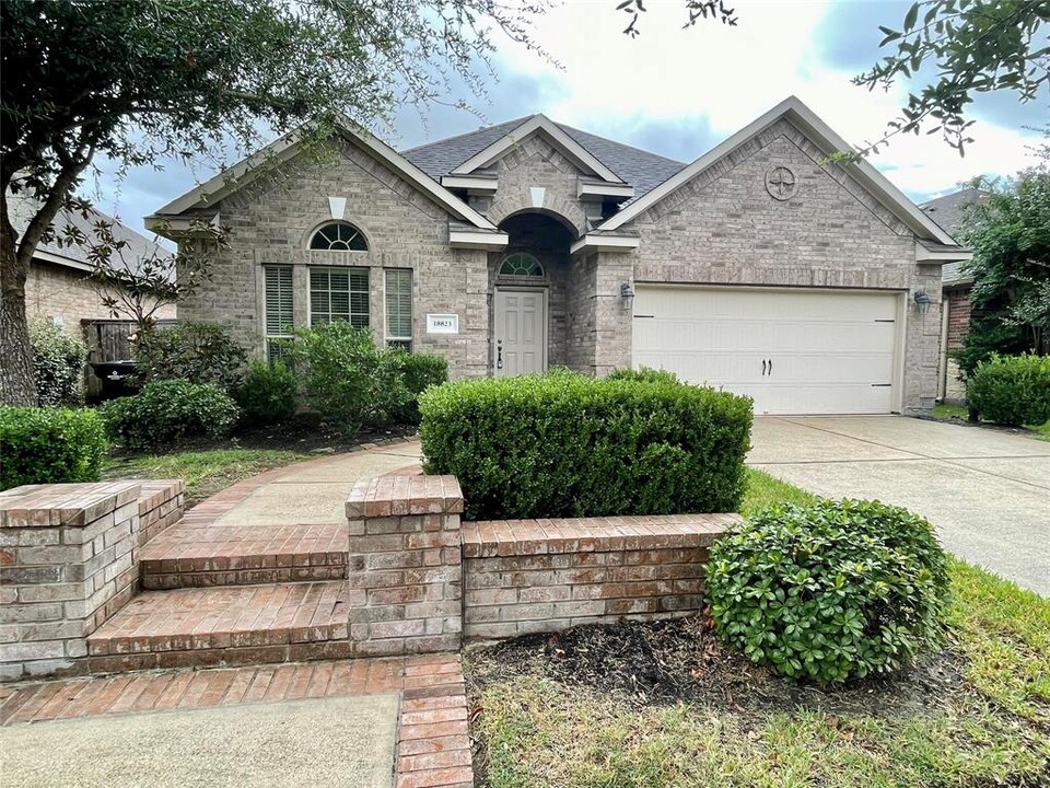 18823 Cove Pointe Dr in Cypress, TX - Building Photo