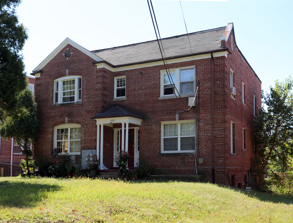 1320 Fort Stevens Dr NW in Washington, DC - Foto de edificio