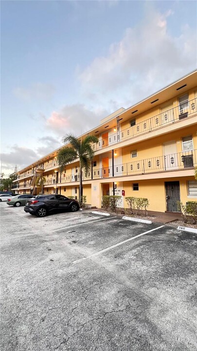 20200 NE 27th Ct, Unit 6 in Aventura, FL - Building Photo