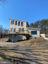 856 Spriggs Rd in Berkeley Springs, WV - Building Photo