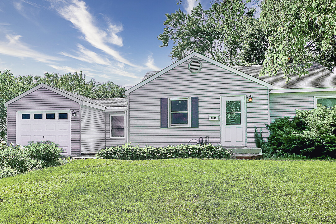 6631 Eliot View Rd in Minneapolis, MN - Building Photo