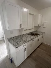 121 NW 68th Ave in Miami, FL - Foto de edificio - Building Photo