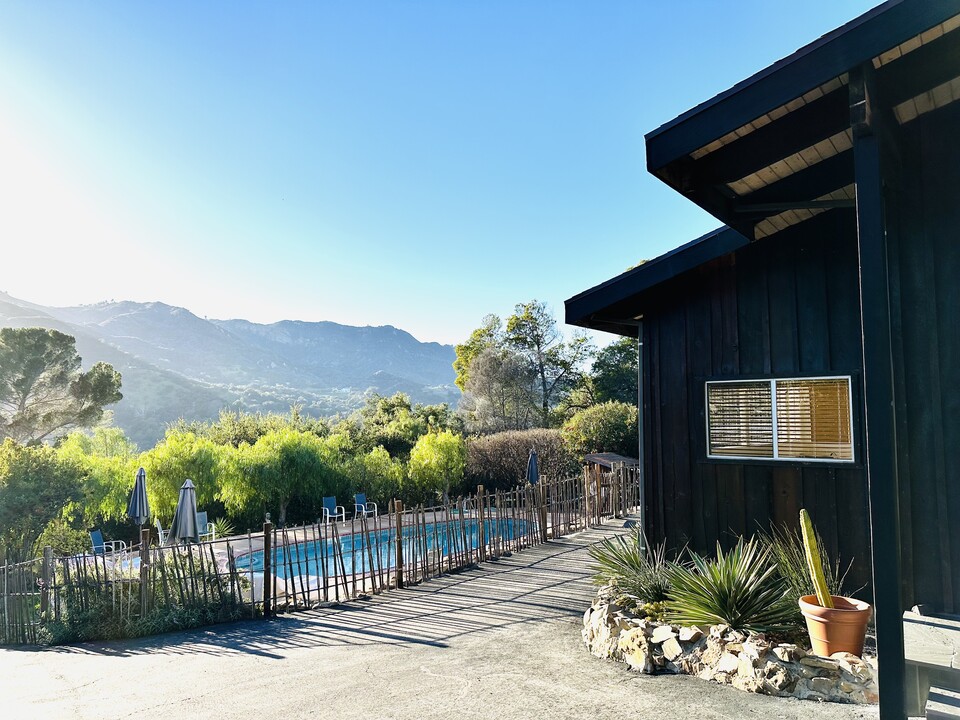 156 Muerdago Rd in Topanga, CA - Building Photo