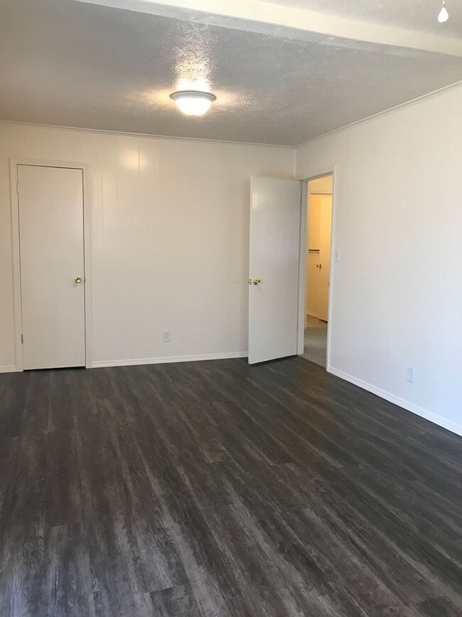 2060 S Wedgewood Ave in Springfield, MO - Building Photo - Building Photo