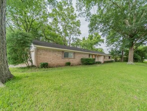 219 Longstreet Rd in Willis, TX - Foto de edificio - Building Photo