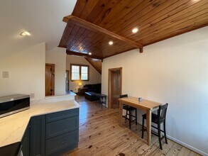 131 School St, Unit 2R in North Brookfield, MA - Building Photo - Building Photo