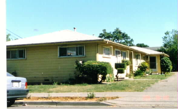 547 Carr Ave in Santa Rosa, CA - Foto de edificio