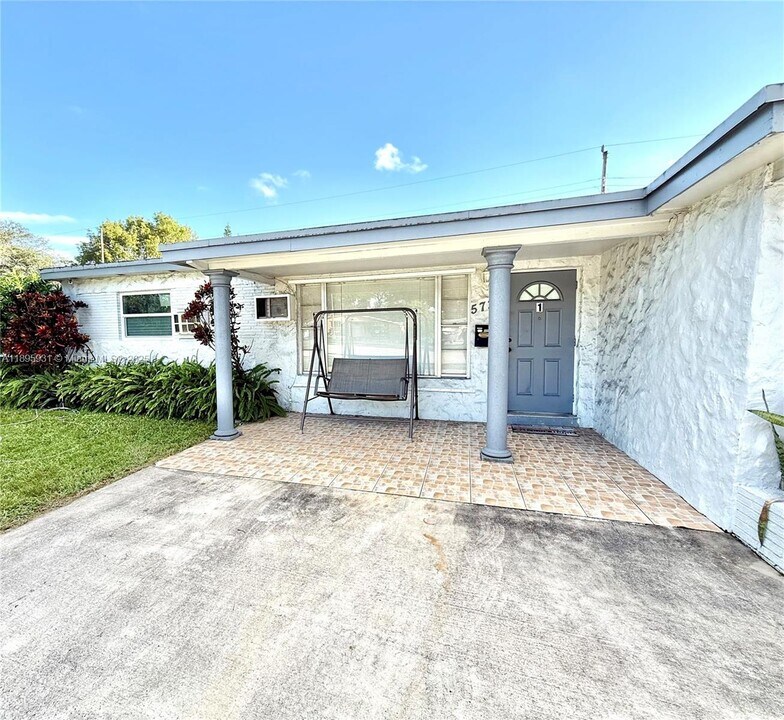 5730 Sheridan St in Hollywood, FL - Building Photo