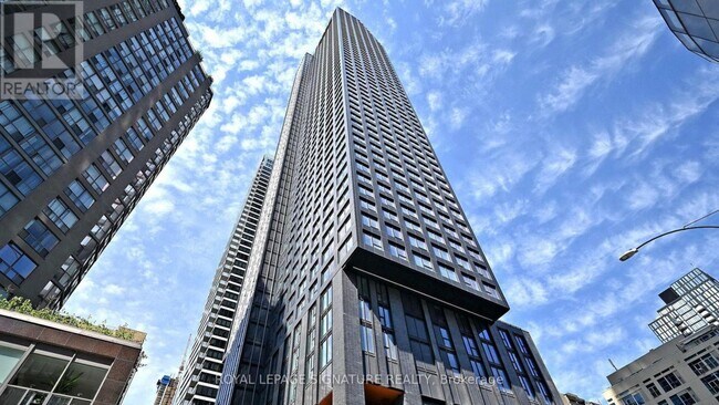 8 Wellesley St W in Toronto, ON - Building Photo - Building Photo