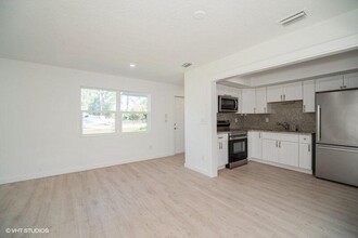 7645 58th Ave in Vero Beach, FL - Foto de edificio - Building Photo