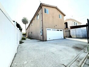 827 E 74th St in Los Angeles, CA - Foto de edificio - Building Photo