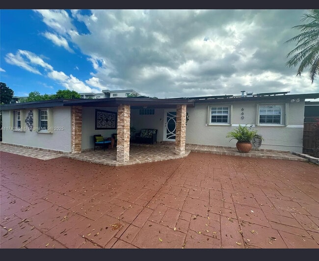 660 W 70th Pl in Hialeah, FL - Building Photo - Building Photo