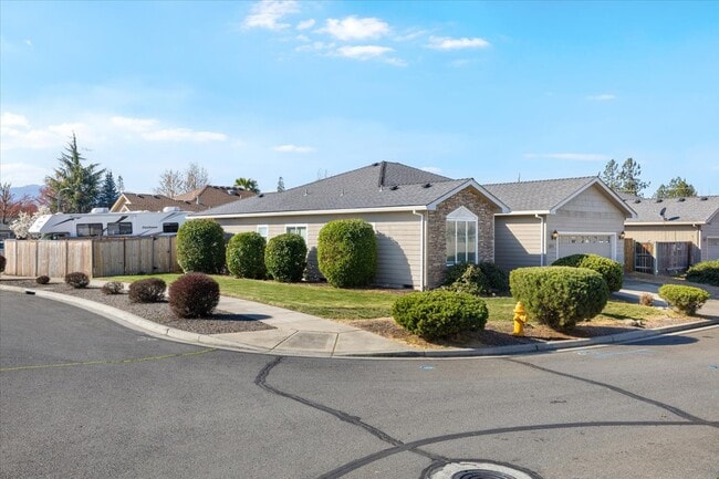 2540 Bethany Ct in Medford, OR - Building Photo - Building Photo