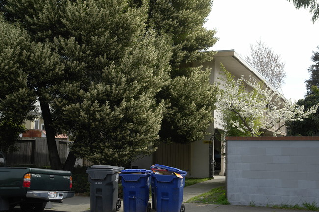 1812 Willow St in Alameda, CA - Foto de edificio - Building Photo