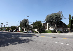 Haskell Granada Apartments in Van Nuys, CA - Building Photo - Building Photo