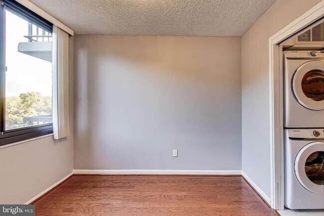 5500 Holmes Run Pkwy in Alexandria, VA - Foto de edificio - Building Photo