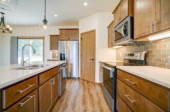 421 Odyssey Ct in Oregon, WI - Foto de edificio - Building Photo