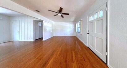 1502 W Country Club Dr in Tampa, FL - Building Photo - Building Photo