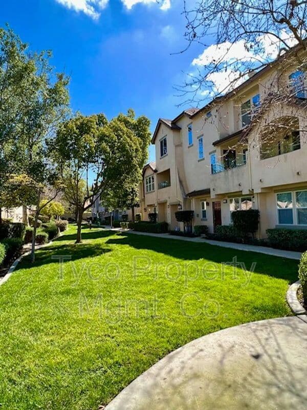 property at 2709 Apricot Ct