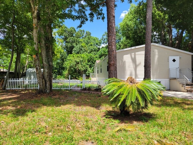 Charming 3-Bedroom, 2-Bath Home with Fence in Casselberry, FL - Building Photo - Building Photo