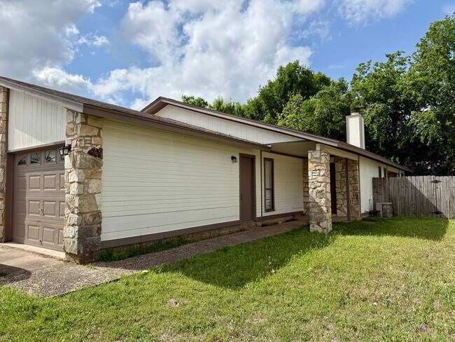 8701 Piney Point Dr-Unit -B in Austin, TX - Building Photo - Building Photo