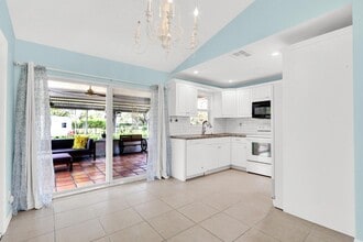 129 Village Cir in Jupiter, FL - Building Photo - Building Photo