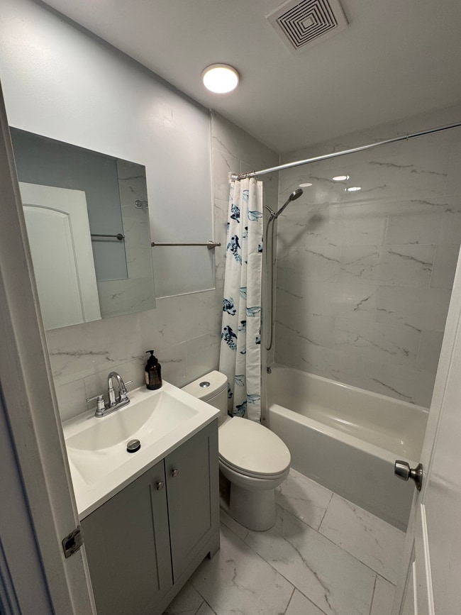 5950 N Kenmore Ave, Unit 202 in Chicago, IL - Building Photo - Building Photo