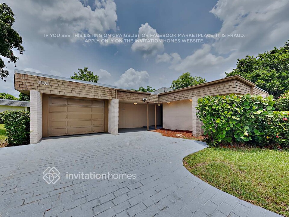 5703 S Bayberry Ln in Tamarac, FL - Building Photo